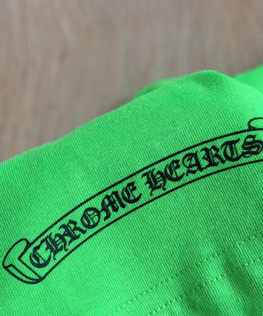 Логотип Chrome Hearts на манжете рукава
