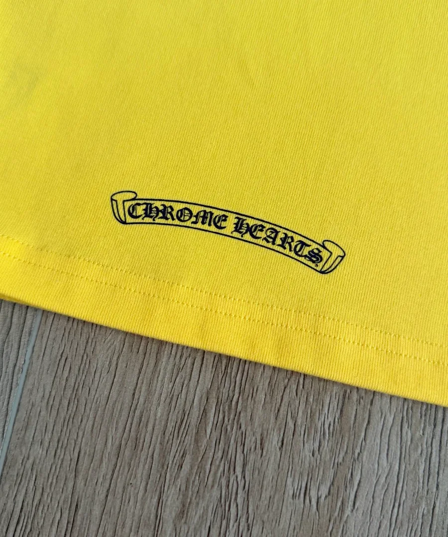 Принт с логотипом Chrome Hearts на нижней части спинки топа