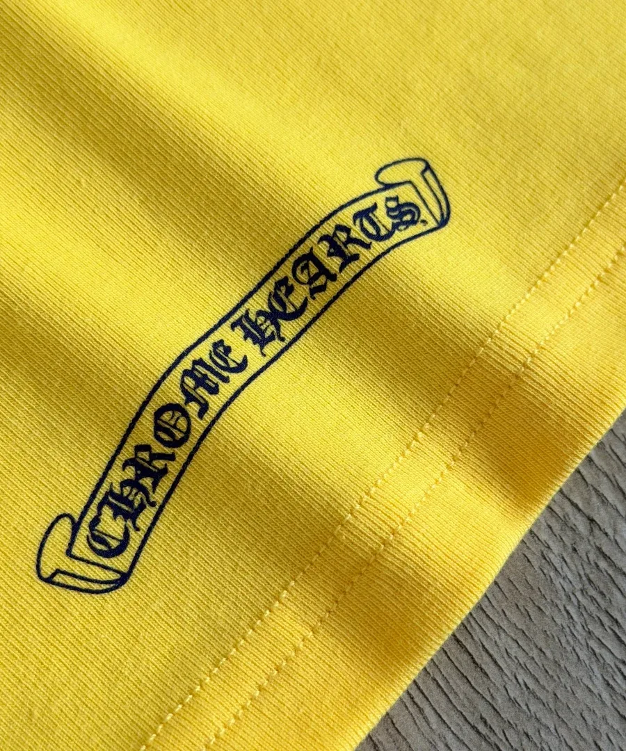Текстовый принт Chrome Hearts на нижнем крае желтого топа