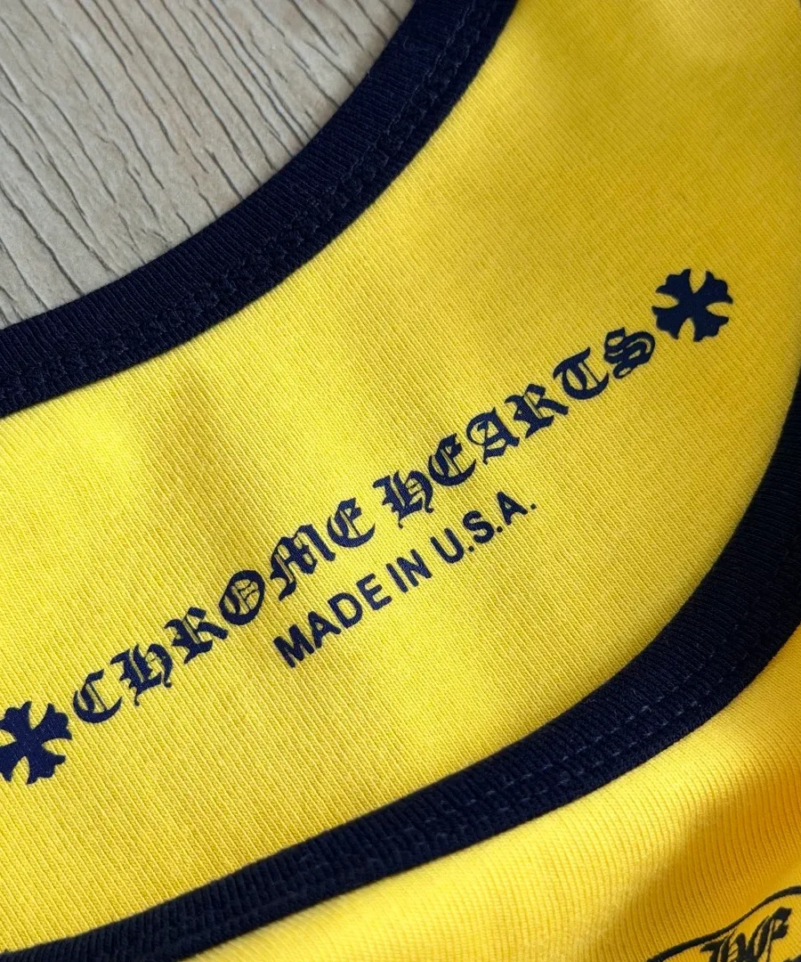 Принт Chrome Hearts Made in U.S.A. на внутренней стороне горловины