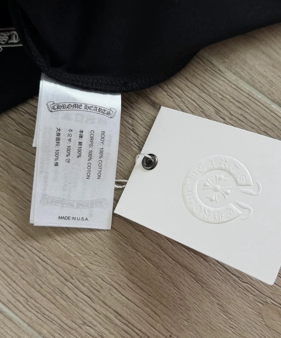 Ярлык с составом 100% хлопок на платье Chrome Hearts