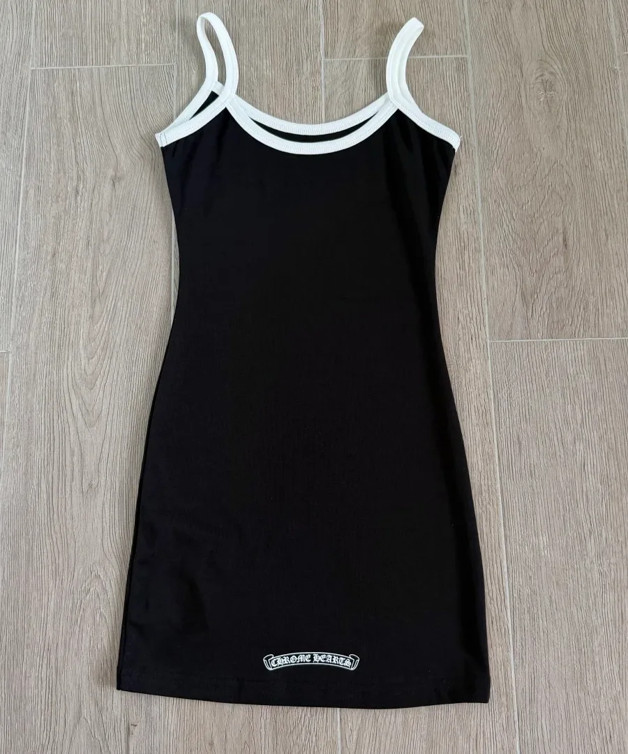 Черное платье Chrome Hearts, вид сзади