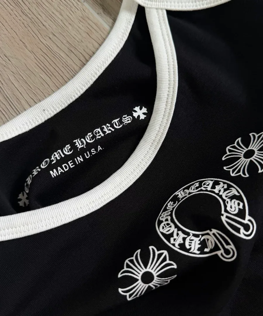 Деталь выреза и принта на платье Chrome Hearts