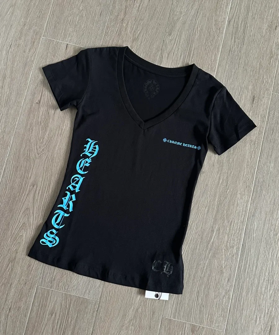 Черная футболка Chrome Hearts с голубым принтом, вид под углом