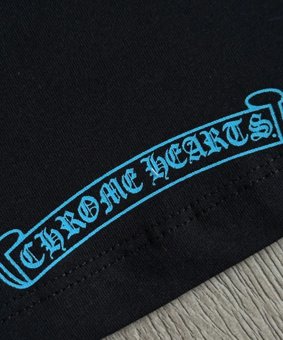 Горизонтальный принт Chrome Hearts на нижней части спины
