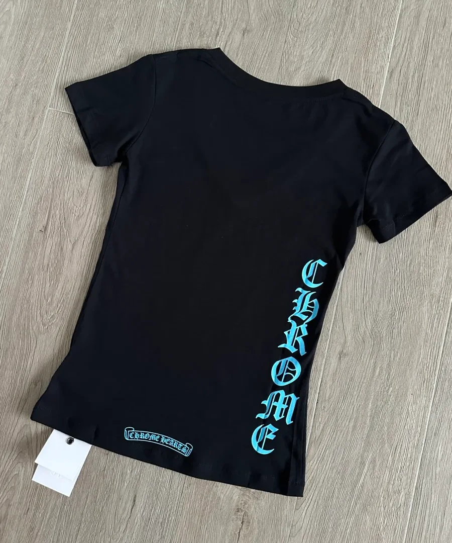 Черная футболка Chrome Hearts с принтом на спине, вид под углом