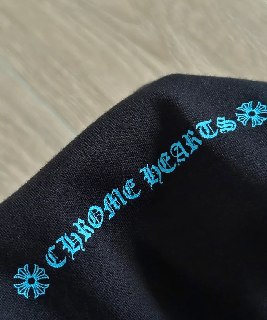 Принт Chrome Hearts на груди крупным планом