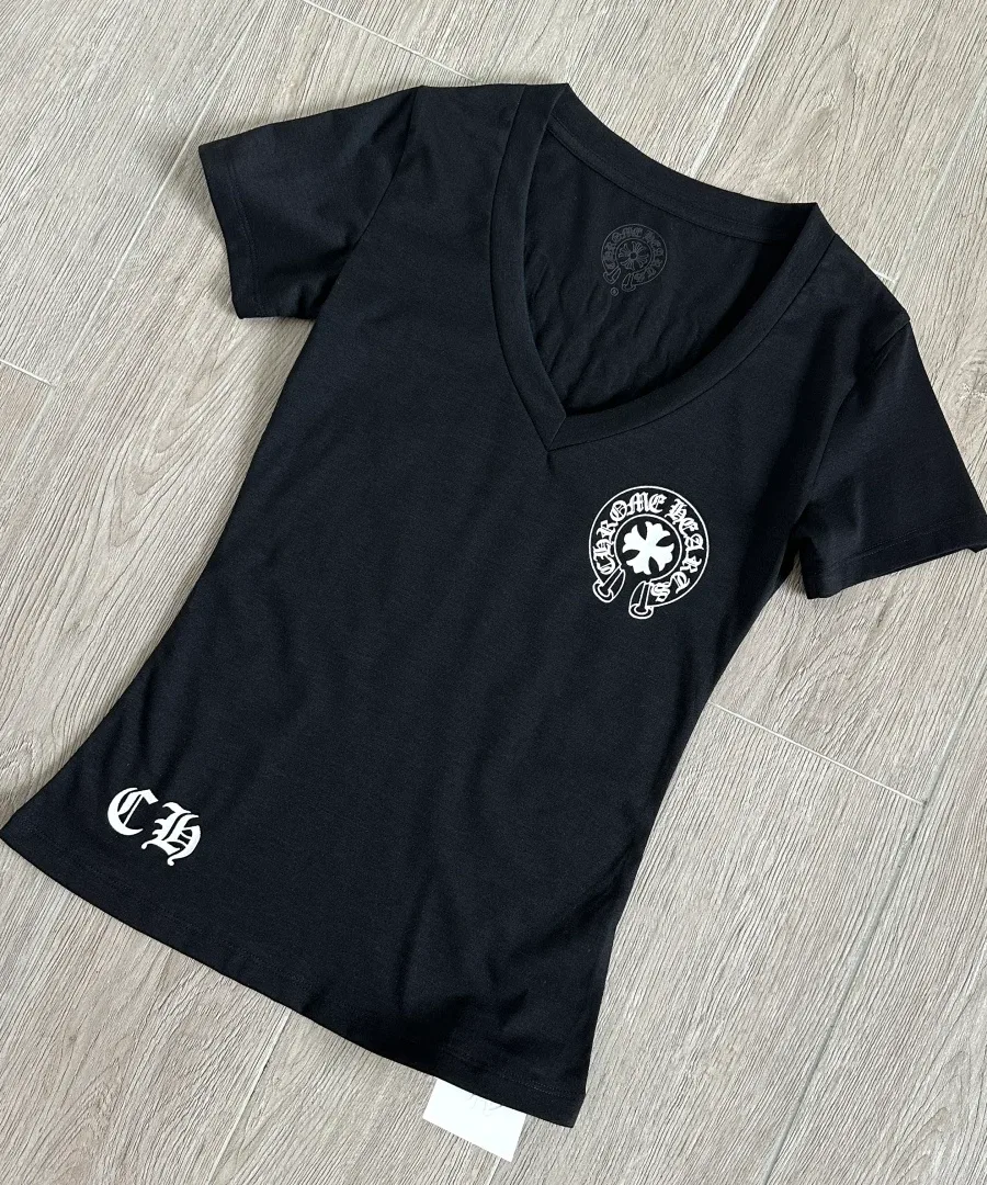 Черная женская футболка Chrome Hearts с V-образным вырезом под углом