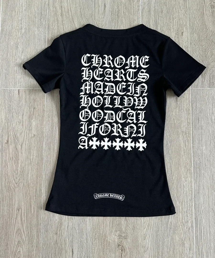 Черная женская футболка Chrome Hearts с V-образным вырезом, вид со спины с принтом