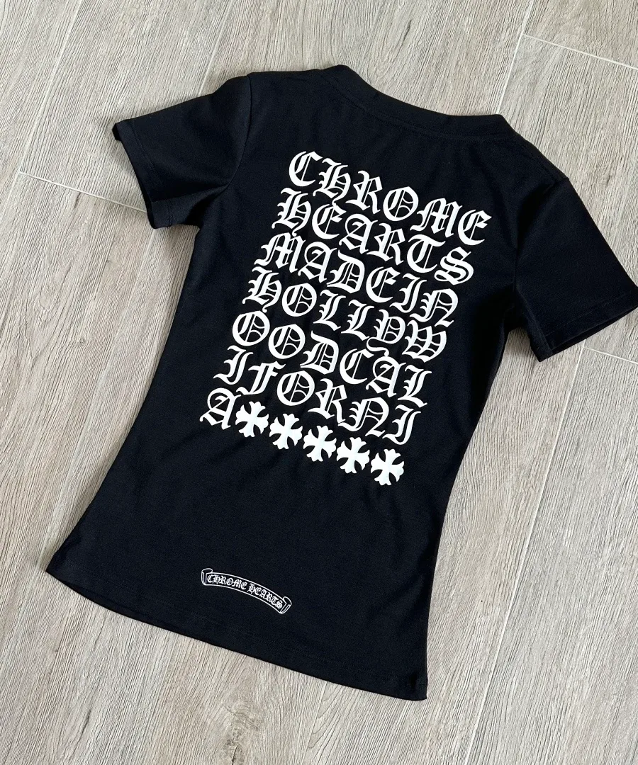 Черная женская футболка Chrome Hearts с V-образным вырезом, вид со спины под углом