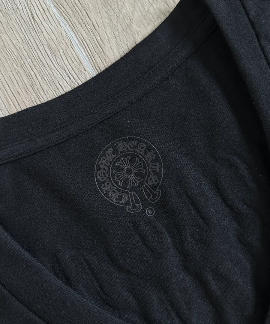 Внутренний принт на горловине черной футболки Chrome Hearts