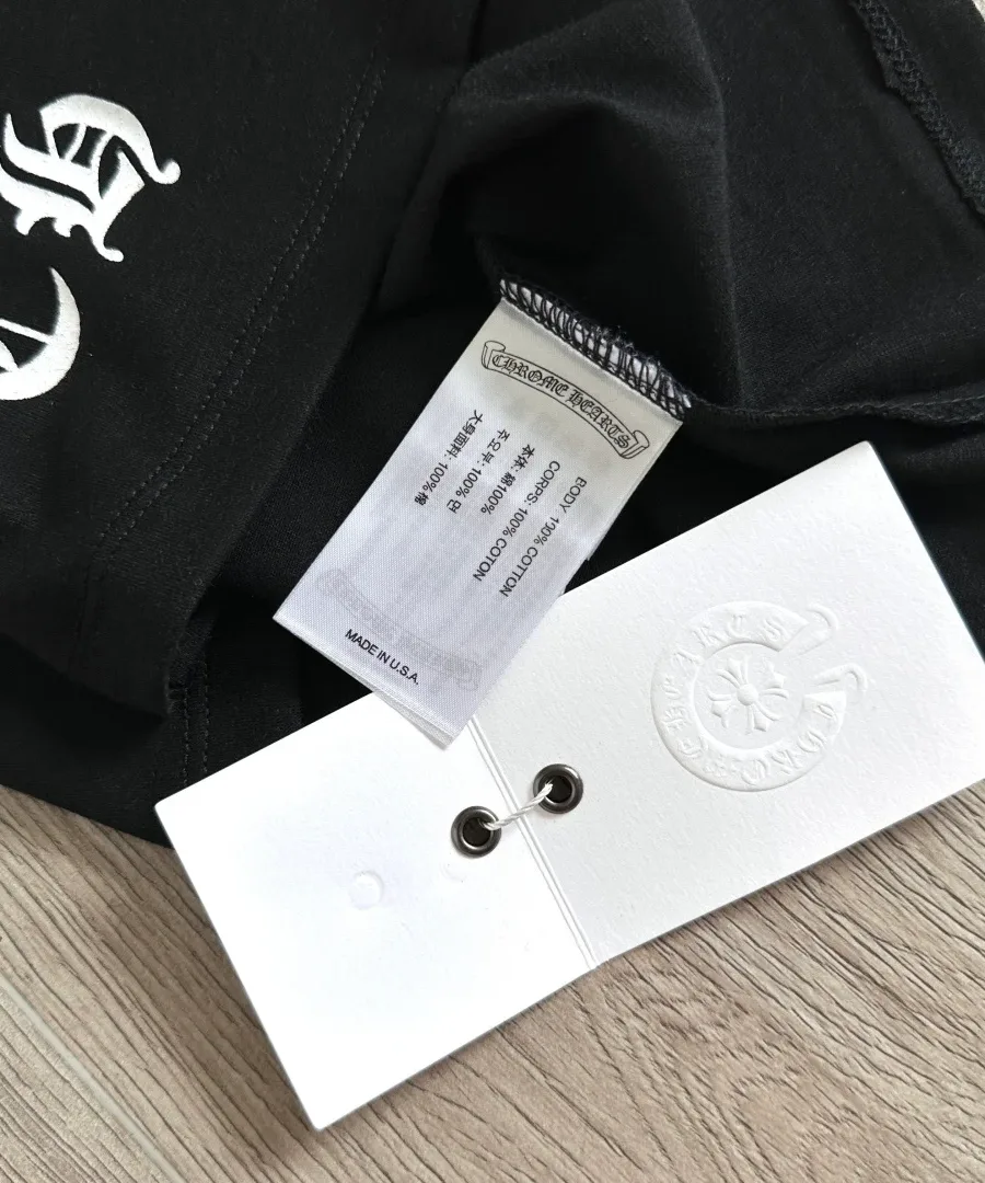 Фирменные бирки и ярлыки черной футболки Chrome Hearts