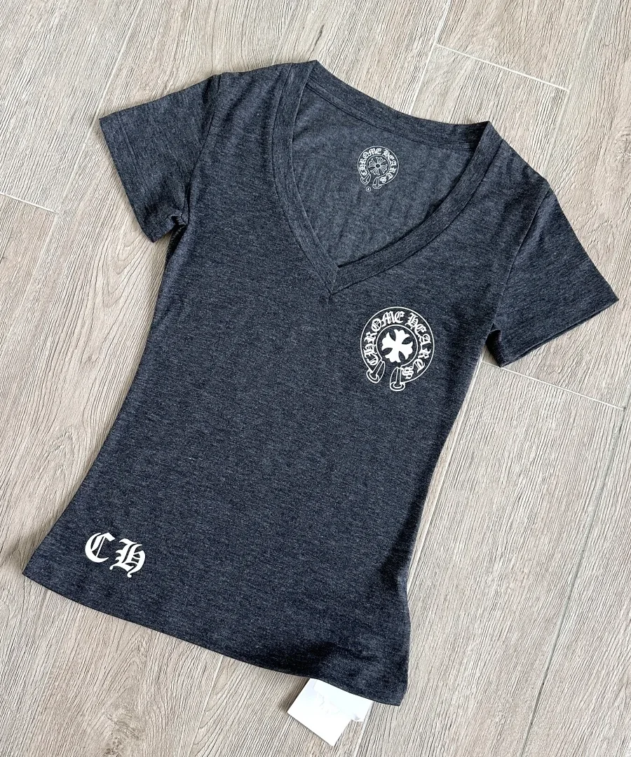 Серая женская футболка Chrome Hearts с V-образным вырезом под углом