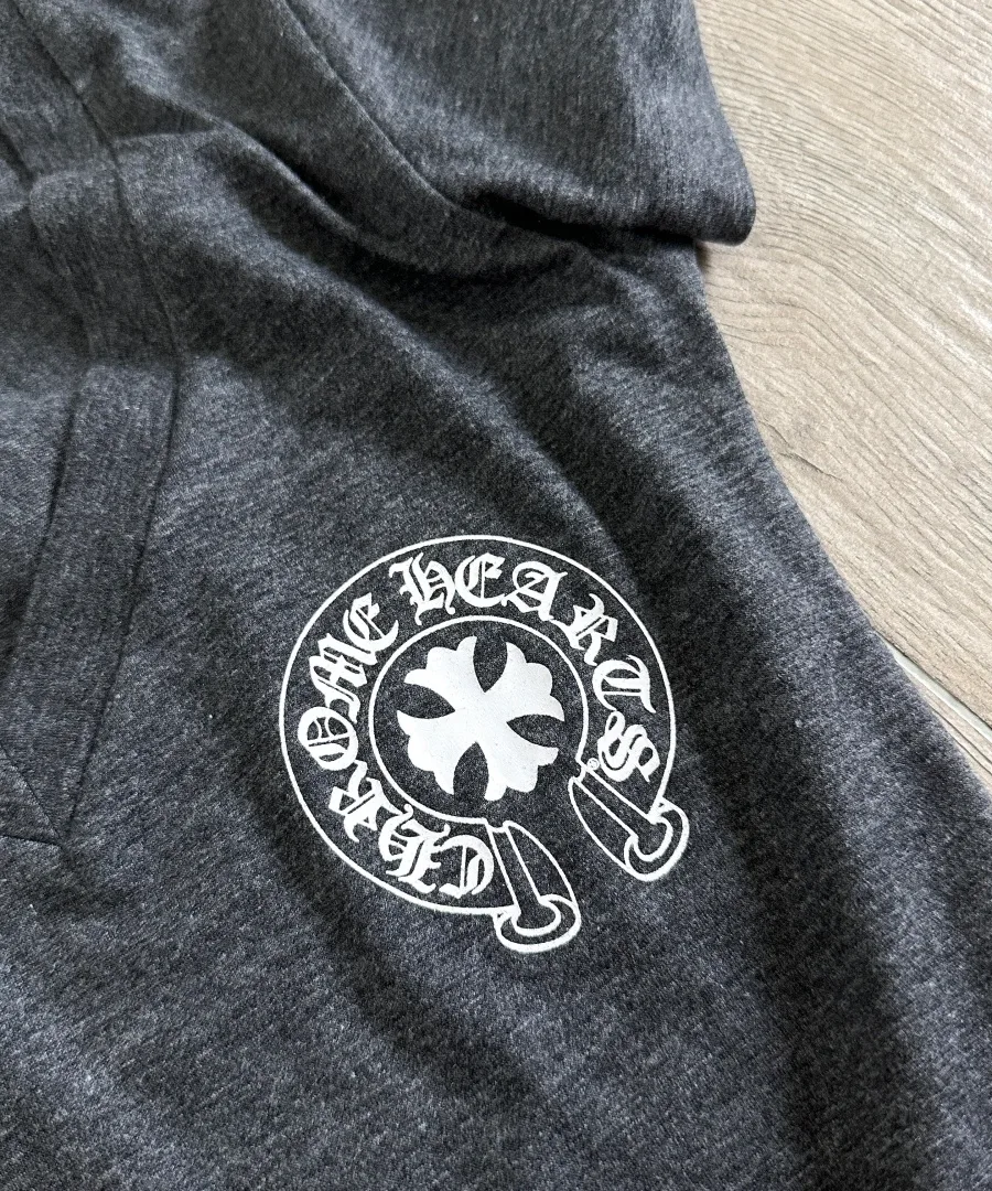Принт в виде подковы и креста на груди серой футболки Chrome Hearts