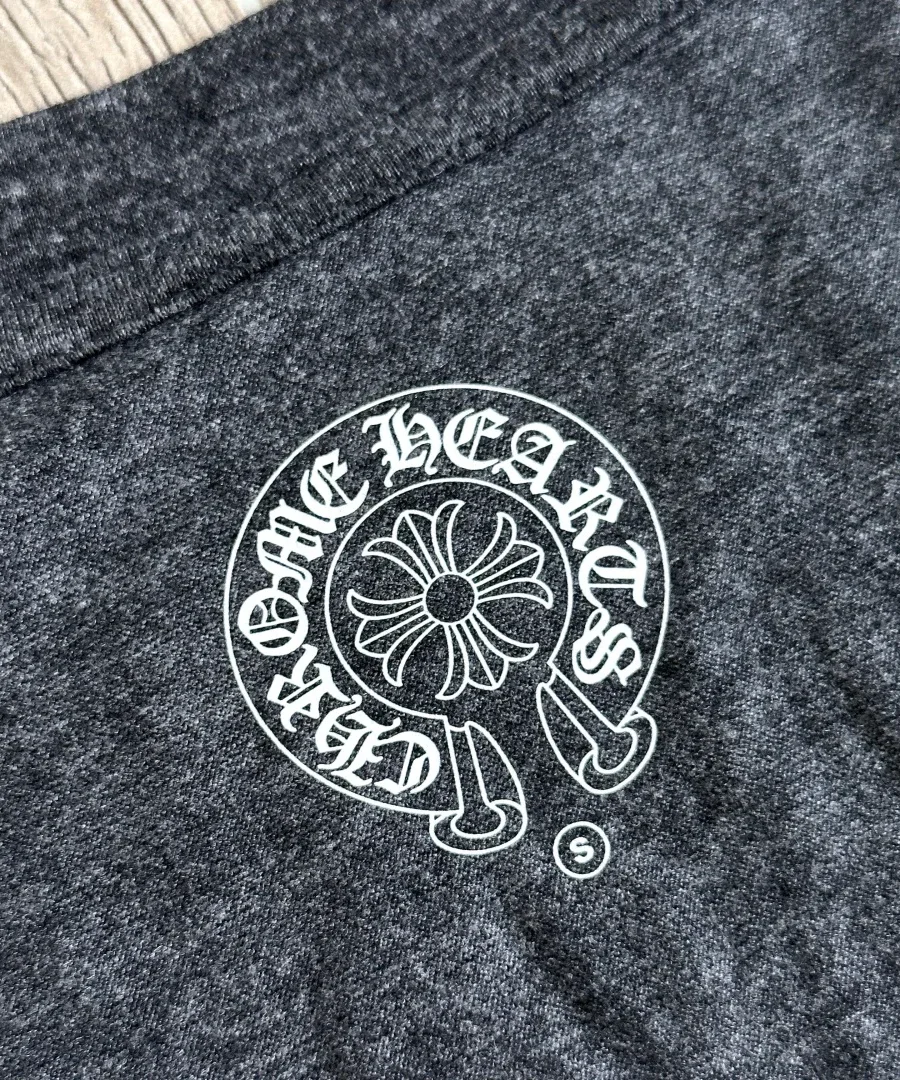 Внутренний принт на горловине серой футболки Chrome Hearts