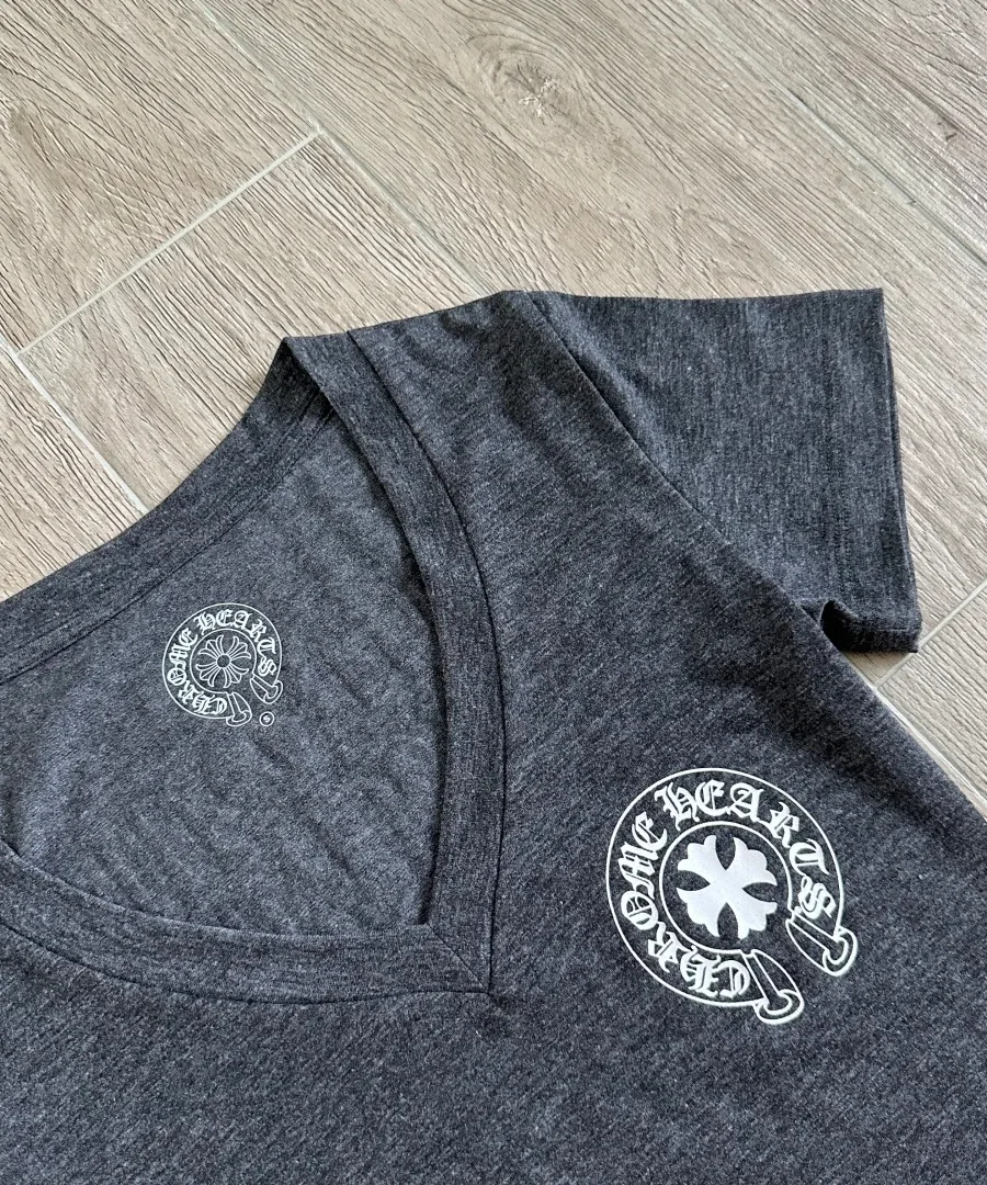 V-образный вырез серой футболки Chrome Hearts крупным планом