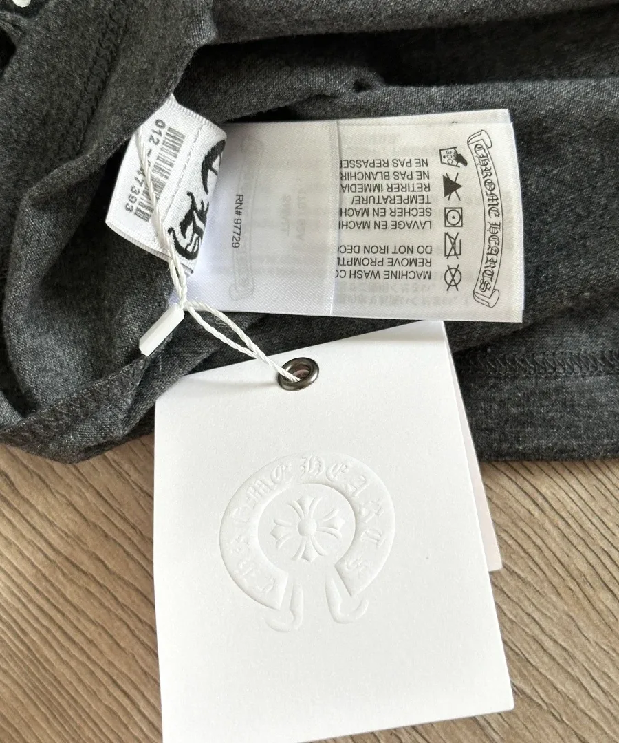 Внутренние ярлыки с рекомендациями по уходу серой футболки Chrome Hearts