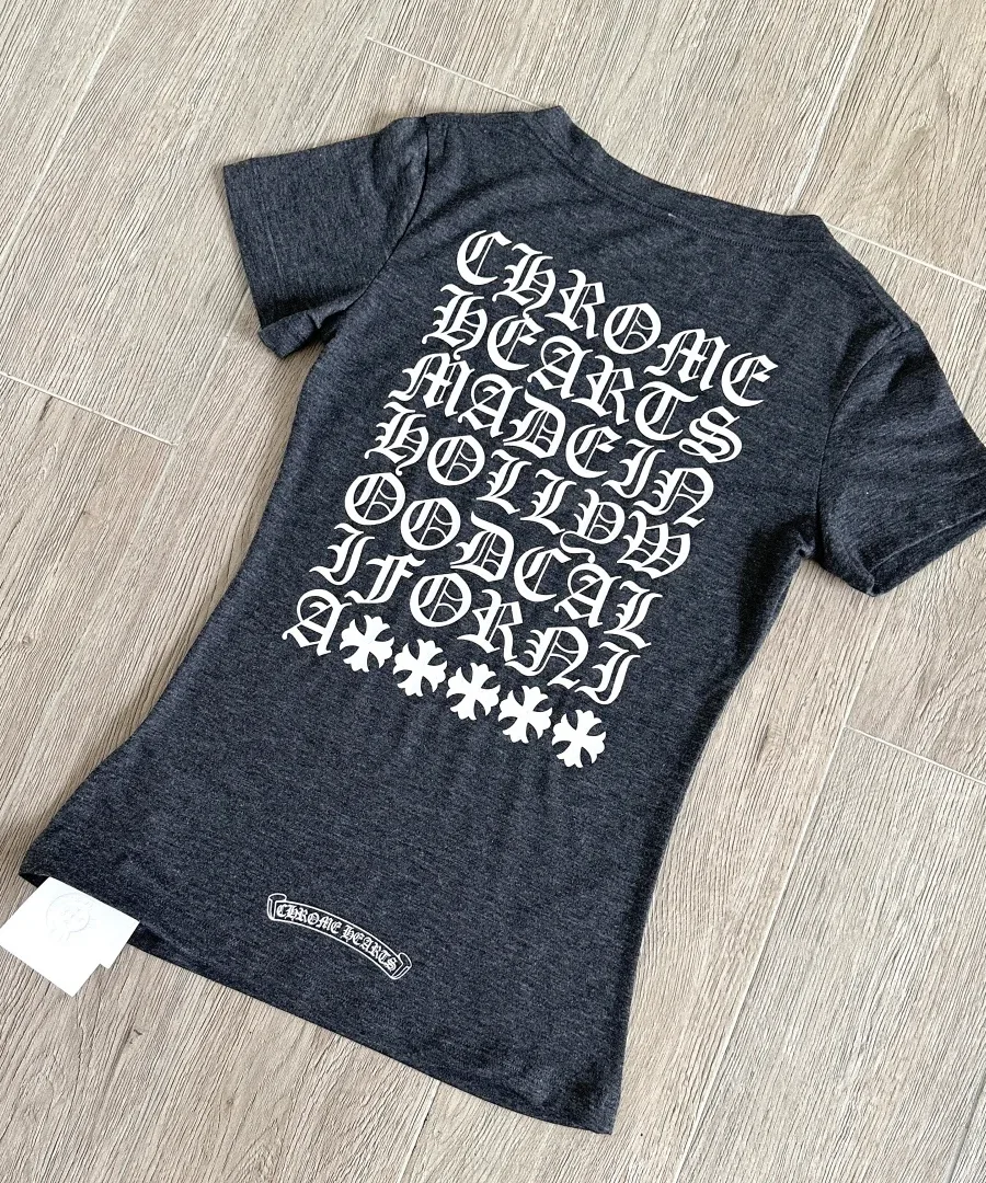 Серая женская футболка Chrome Hearts с V-образным вырезом, вид со спины под углом