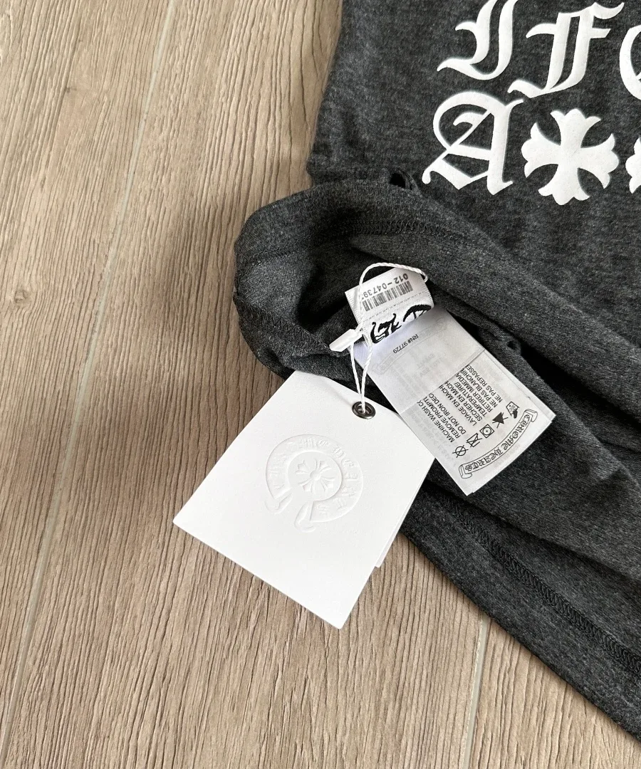 Фирменные бирки и ярлыки серой футболки Chrome Hearts