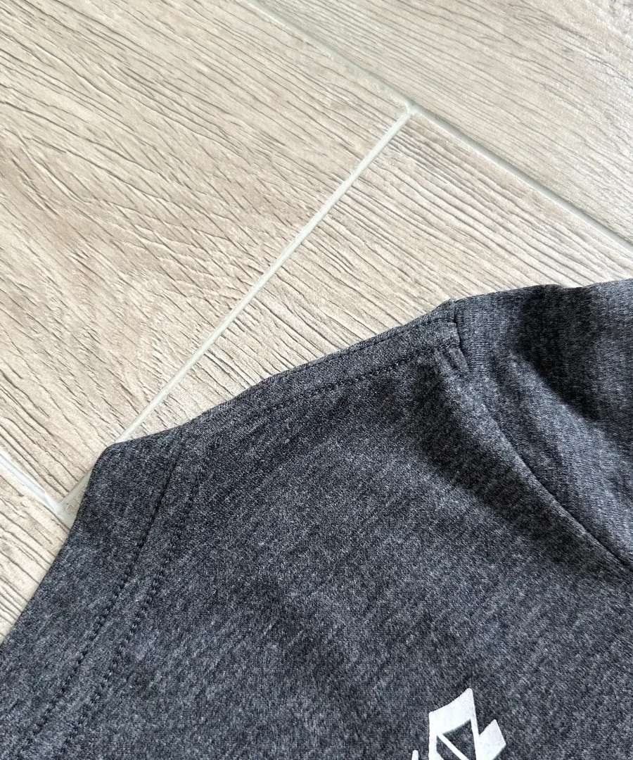 Деталь плечевого шва серой футболки Chrome Hearts