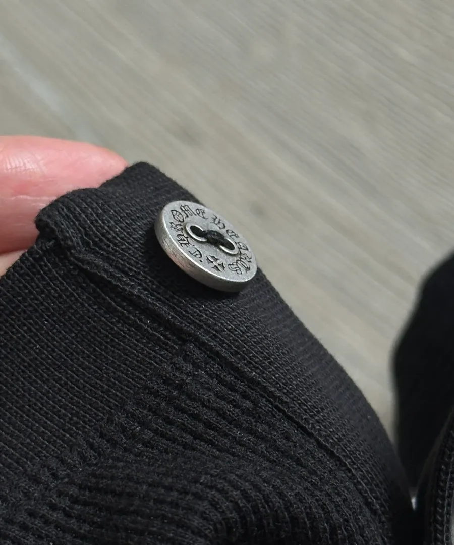 Гравировка на серебряной пуговице Chrome Hearts