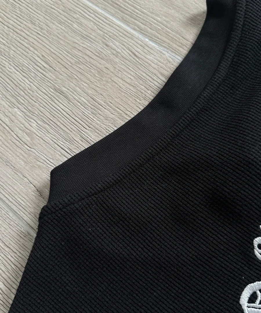 Круглый вырез горловины черного лонгслива Chrome Hearts
