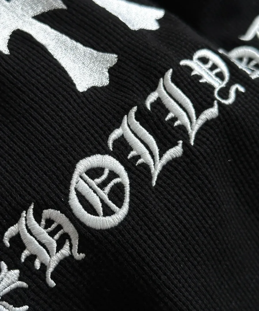 Деталь вышивки +HOLLYWOOD+ на лонгсливе Chrome Hearts