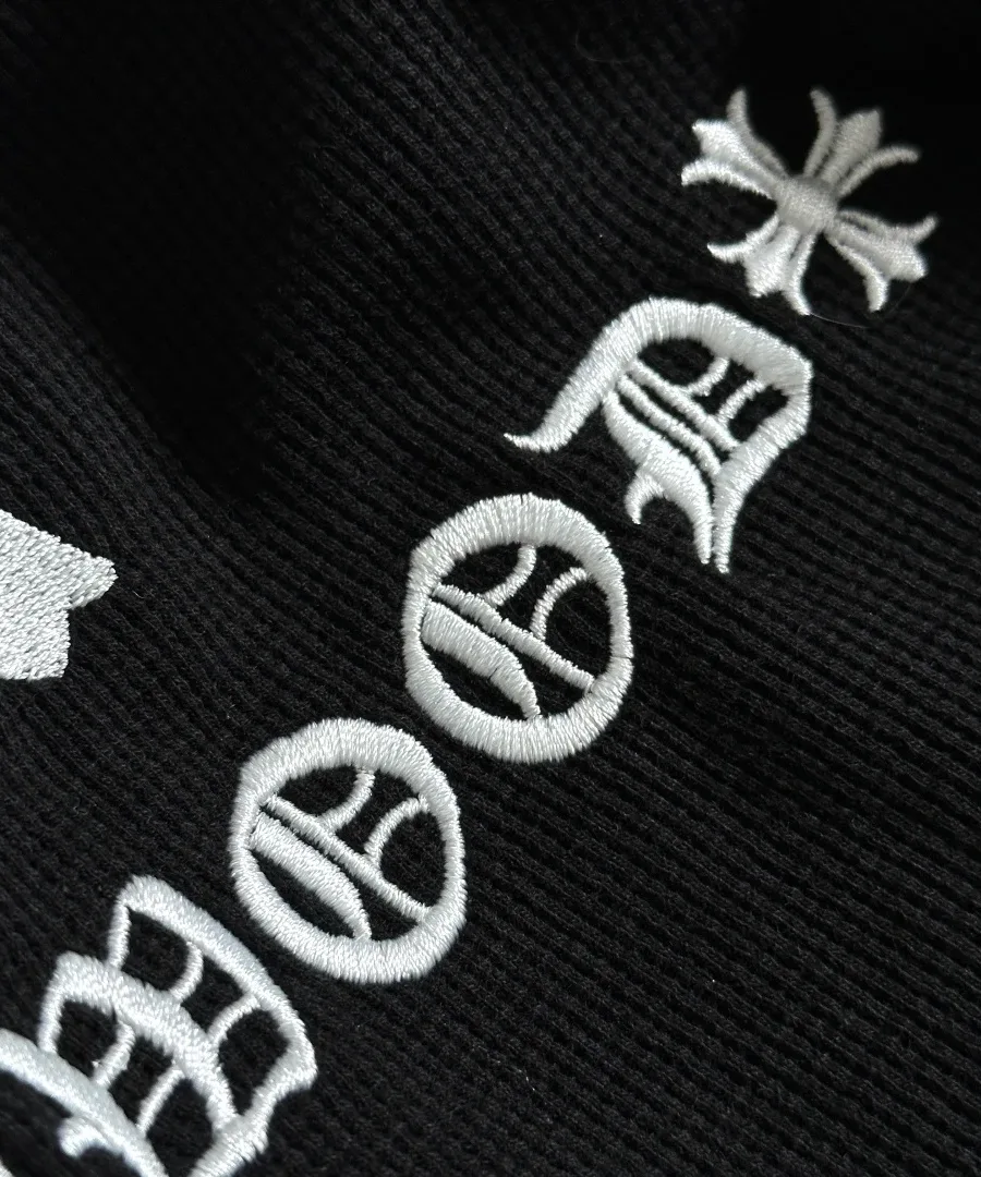 Крупный план вышивки на лонгсливе Chrome Hearts