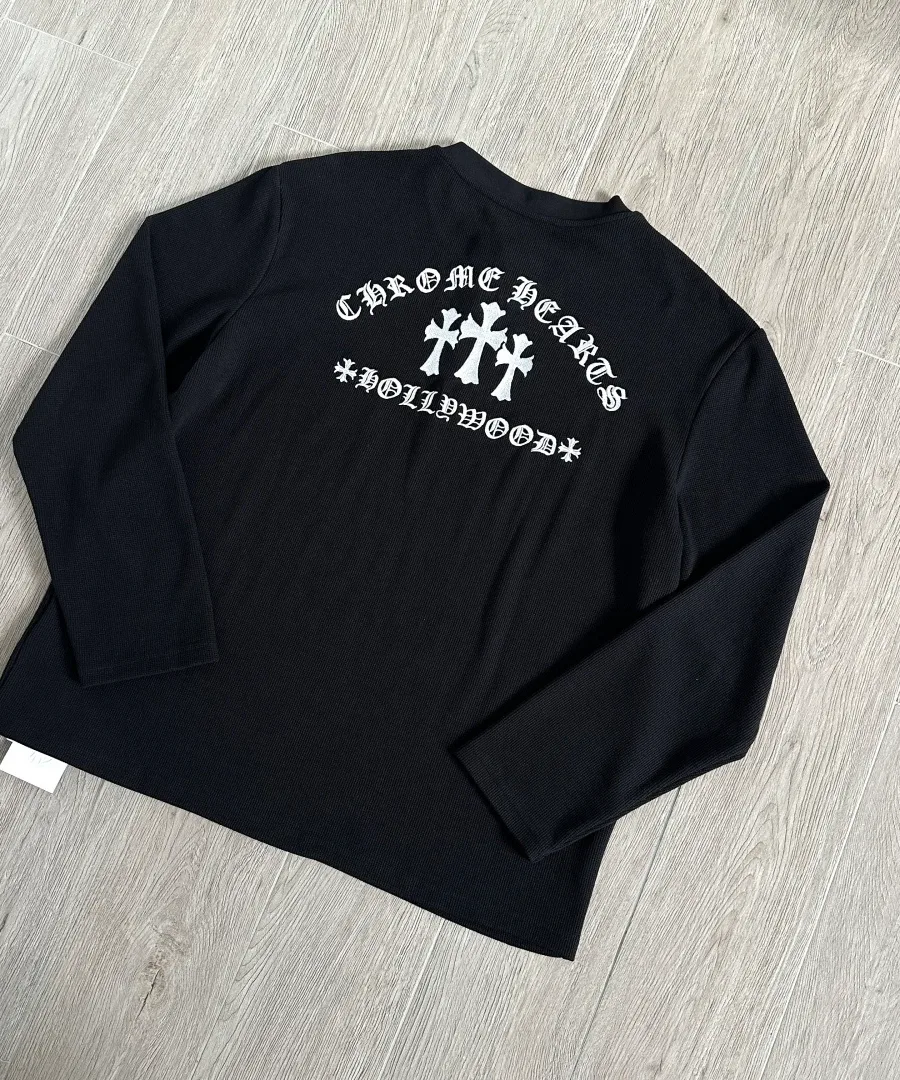 Вид сзади черного лонгслива Chrome Hearts