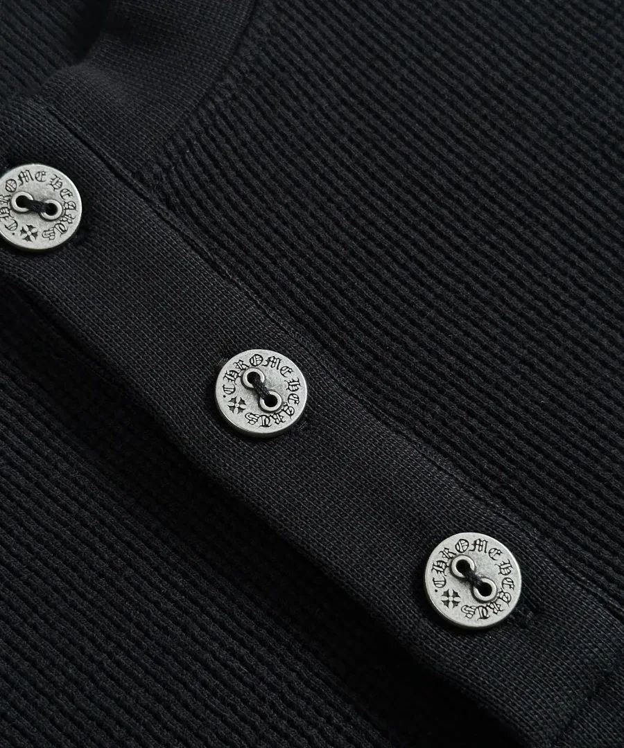 Деталь пуговиц на планке черного лонгслива Chrome Hearts