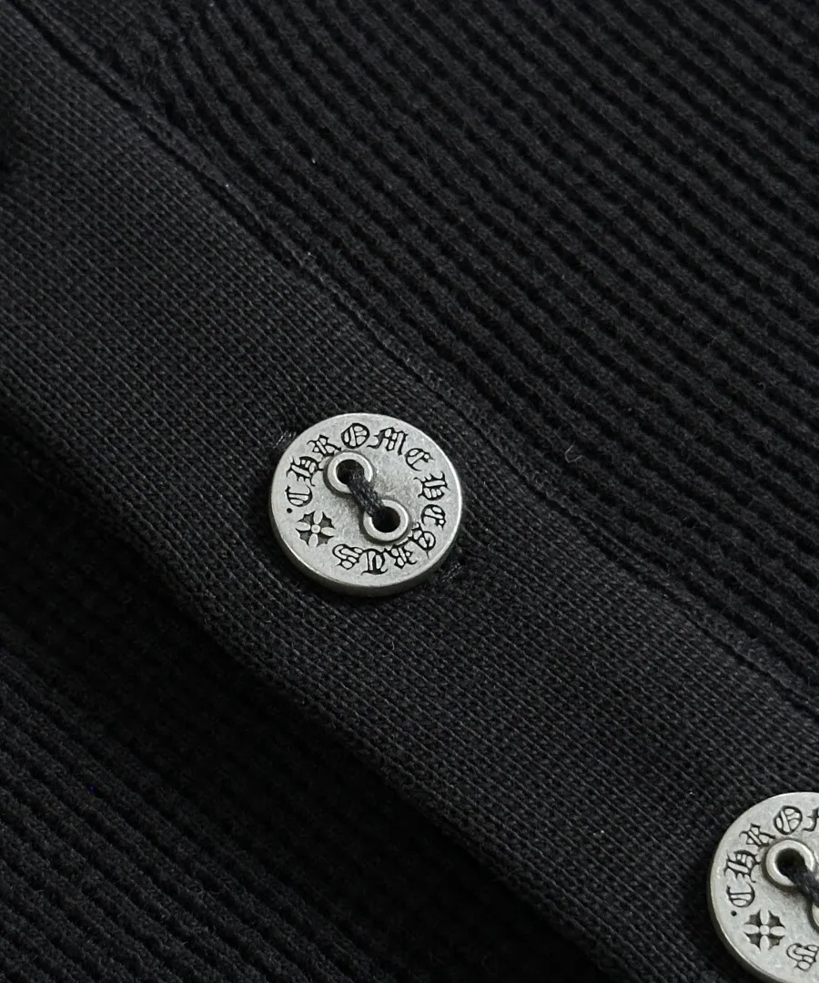 Серебряные пуговицы на черном вафельном лонгсливе Chrome Hearts