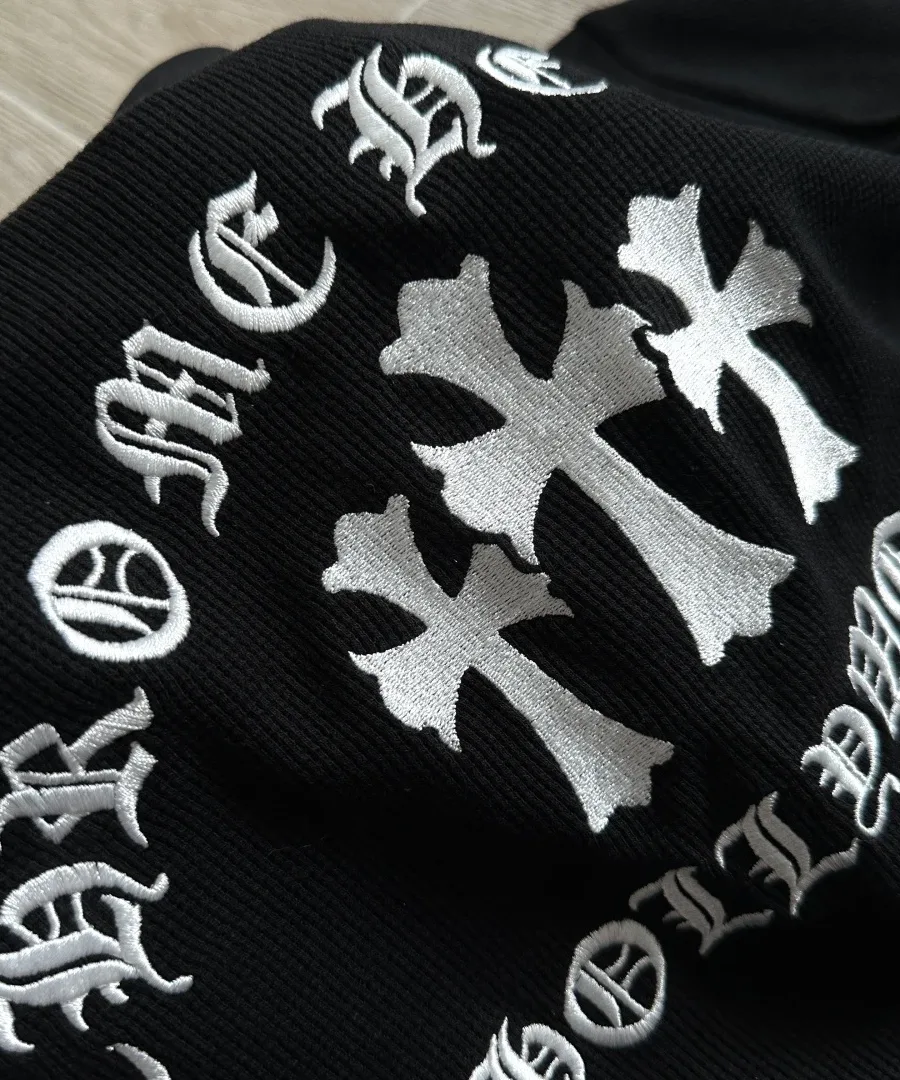 Вышивка в виде крестов на спине лонгслива Chrome Hearts