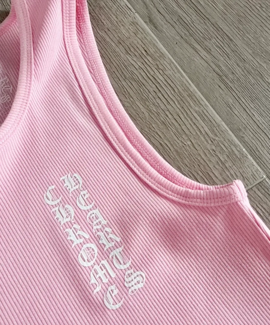 Крупный план проймы и принта на груди розового платья Chrome Hearts