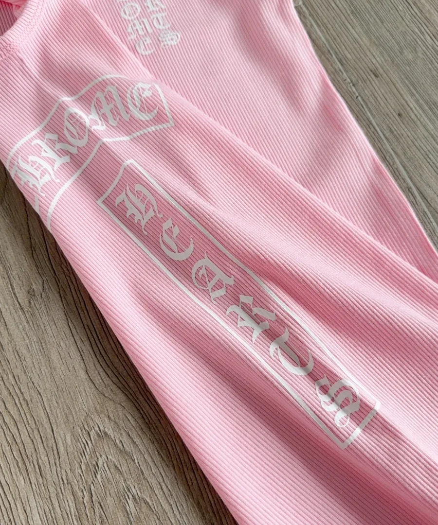 Деталь принта на спине розового платья Chrome Hearts