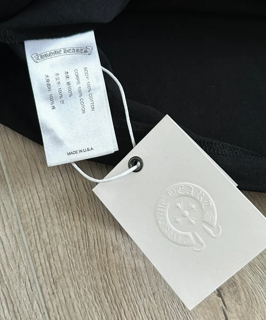Фирменные бирки черной футболки Chrome Hearts
