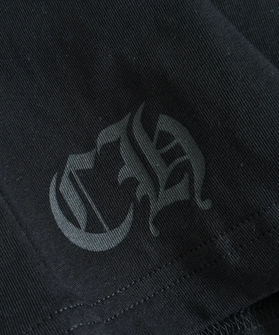 Принт CH на нижнем крае черной футболки Chrome Hearts