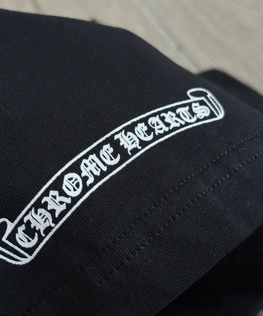 Принт на рукаве черной футболки Chrome Hearts