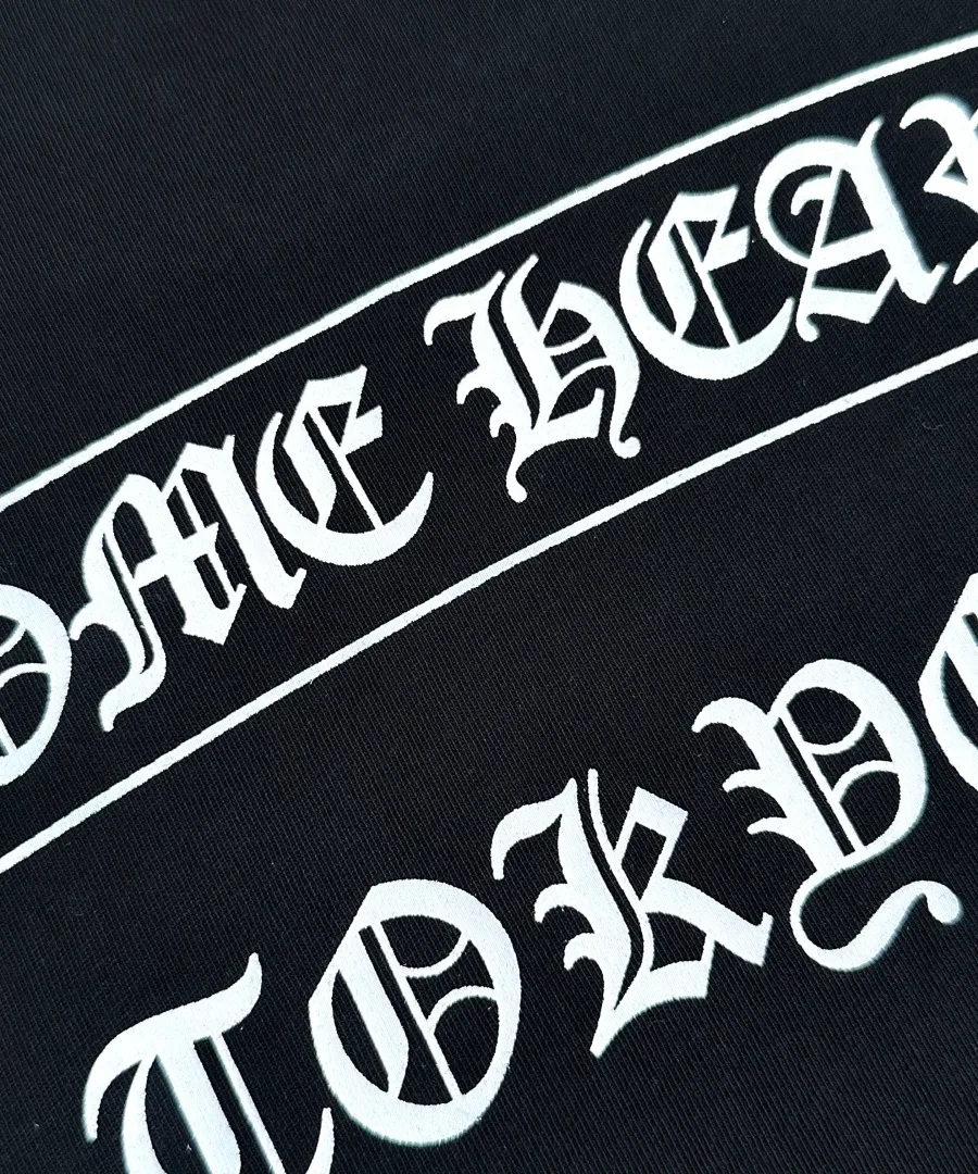 Текстовый принт Chrome Hearts крупным планом