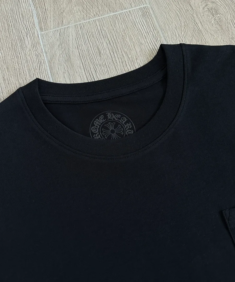 Круглый вырез горловины черной футболки Chrome Hearts