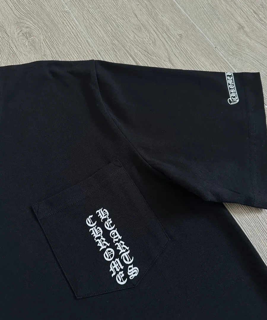 Накладной карман на черной футболке Chrome Hearts