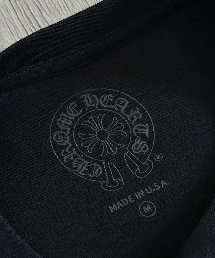 Внутренний принт на горловине черной футболки Chrome Hearts