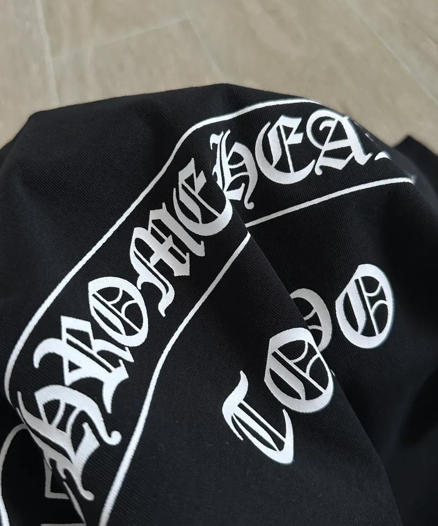Принт Chrome Hearts Tokyo на спине крупным планом