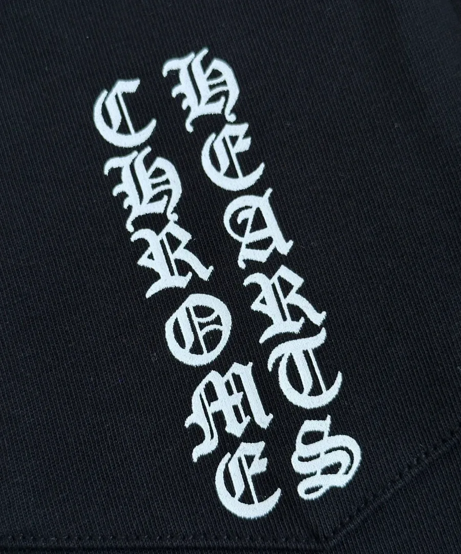 Вертикальный принт на кармане черной футболки Chrome Hearts