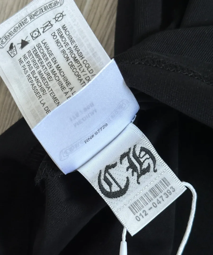 Внутренний ярлык черной футболки Chrome Hearts