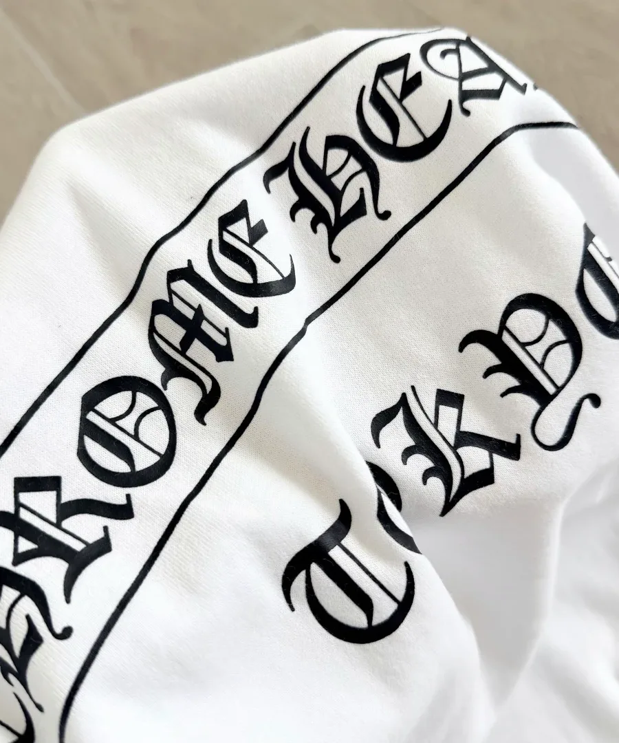Принт Chrome Hearts Tokyo на спине белой футболки