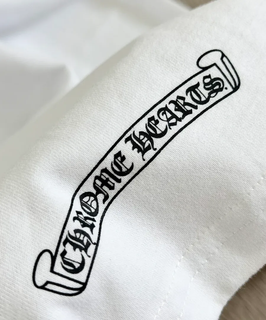 Принт на рукаве белой футболки Chrome Hearts