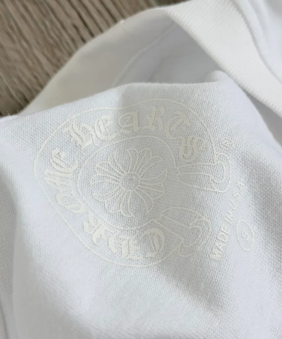 Внутренний принт на горловине белой футболки Chrome Hearts