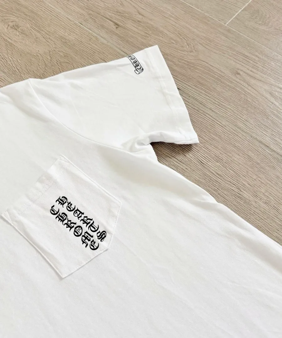 Накладной карман с принтом на белой футболке Chrome Hearts