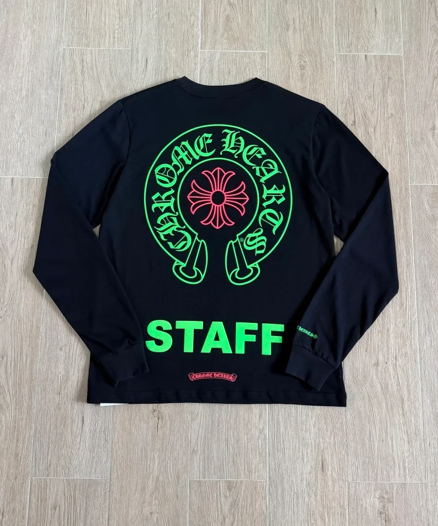 Черный лонгслив Chrome Hearts Staff, вид сзади с неоновым принтом