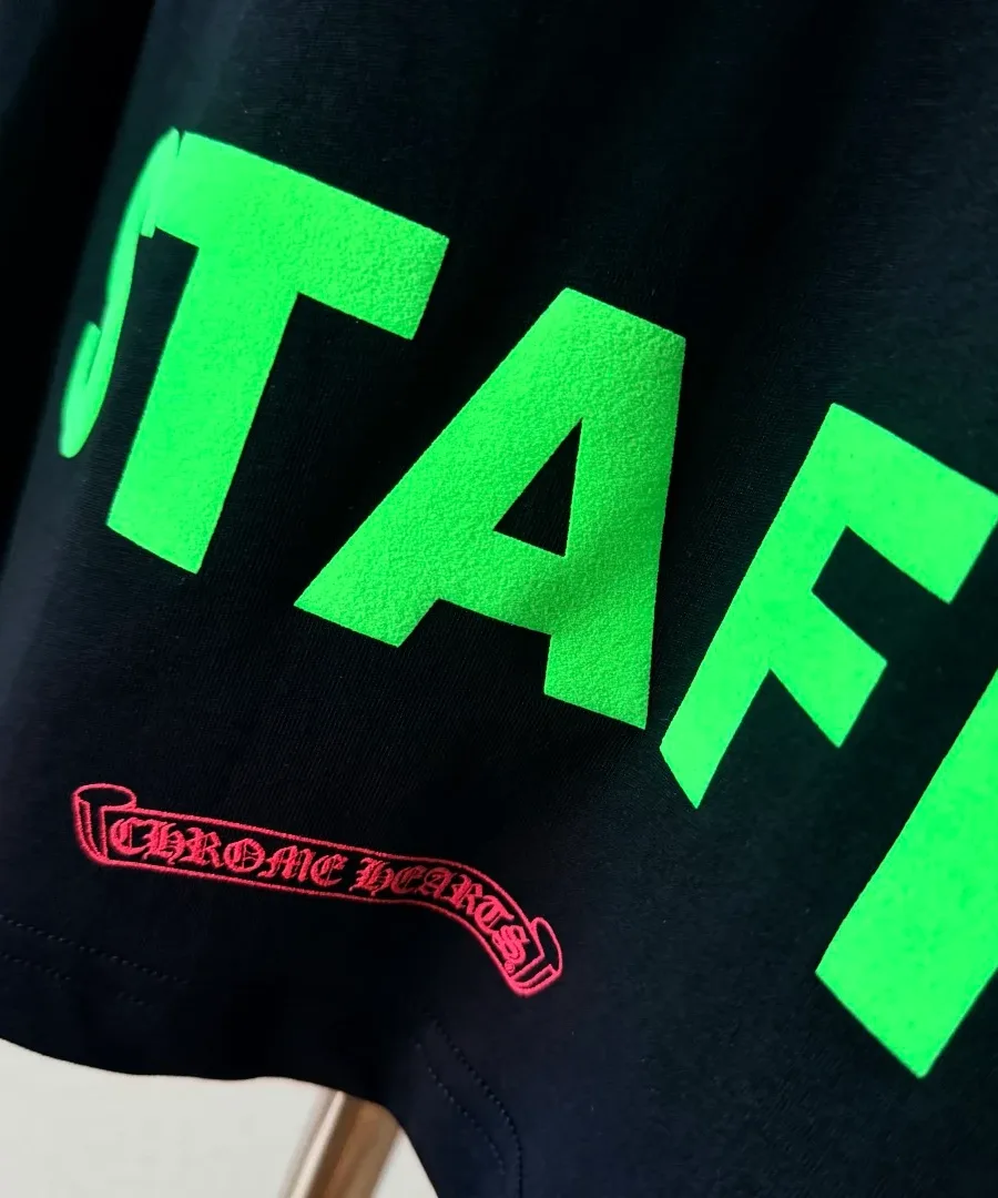 Деталь принта STAFF и красного логотипа Chrome Hearts на спине